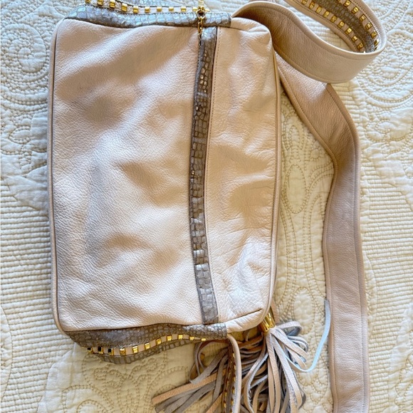 CUTE Cream Leather Shoulder Bag with fringe and stud detail - Picture 6 of 8